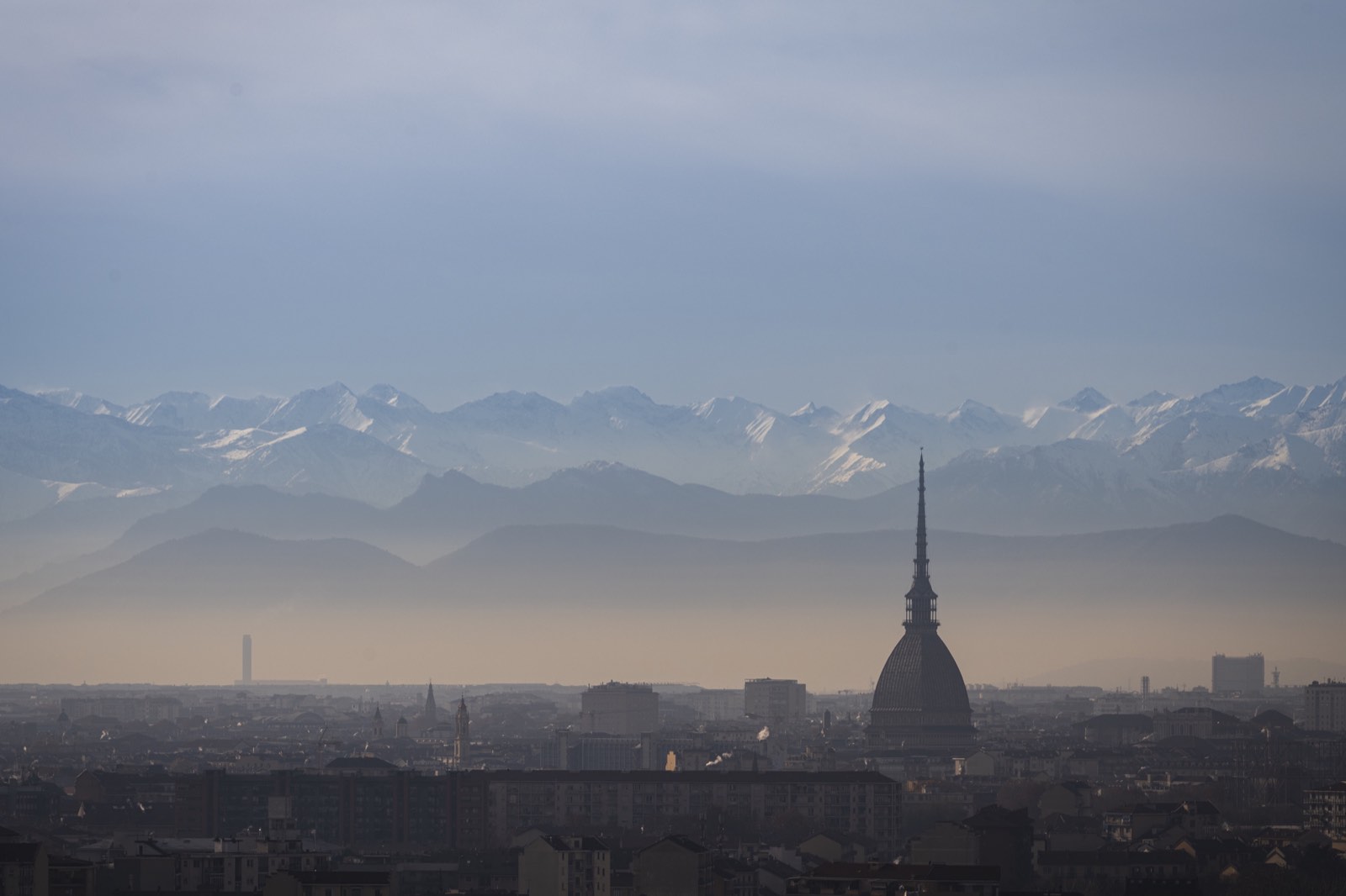 Torino e la Mole Antonelliana davanti alle Alpi